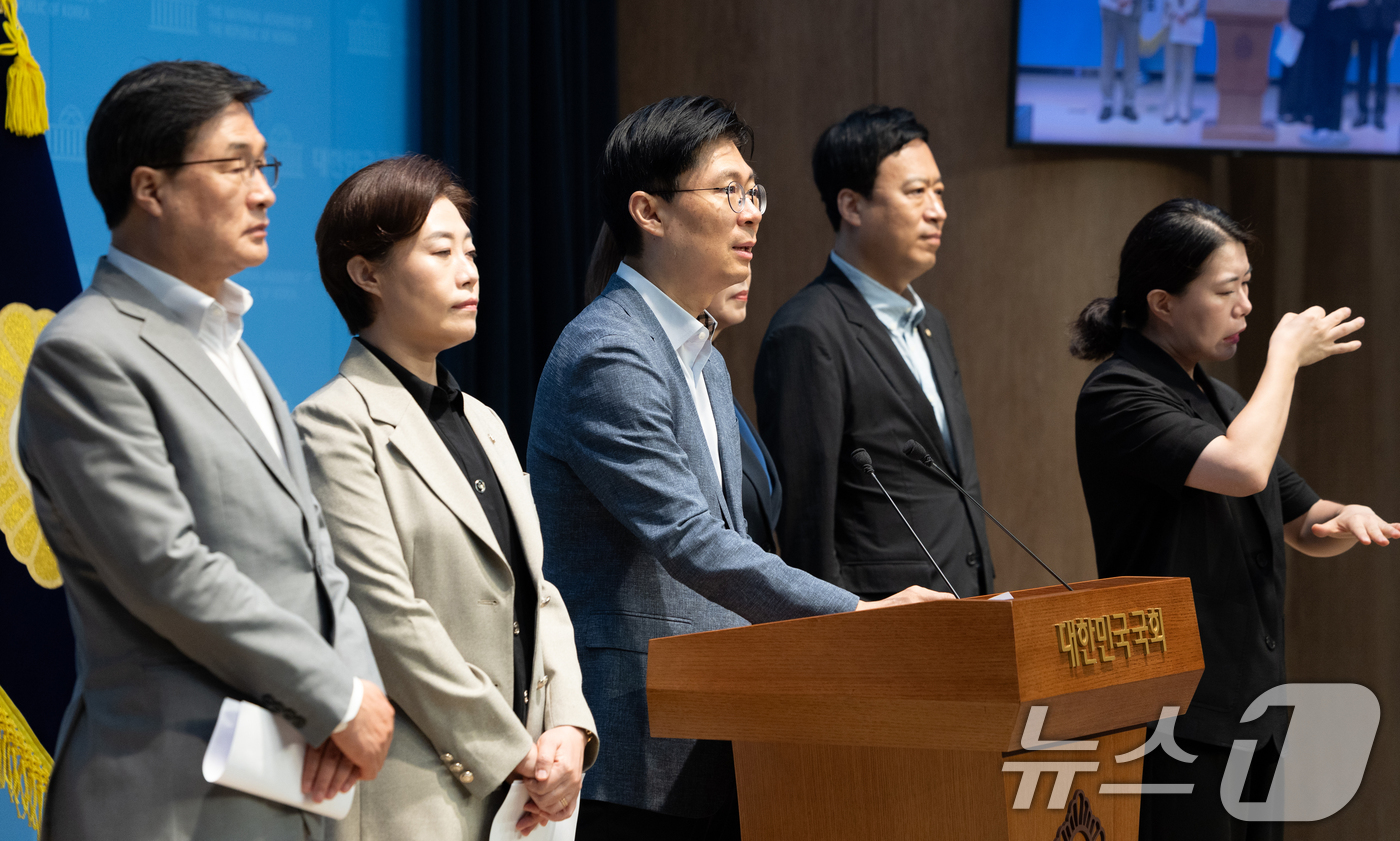 (서울=뉴스1) 이승배 기자 = 조정훈 국회 교육위원회 야당 간사를 비롯한 국민의힘 위원들이 3일 서울 여의도 국회에서 최교진 사회부총리 겸 교육부 장관 후보자 사퇴를 촉구하고 있 …