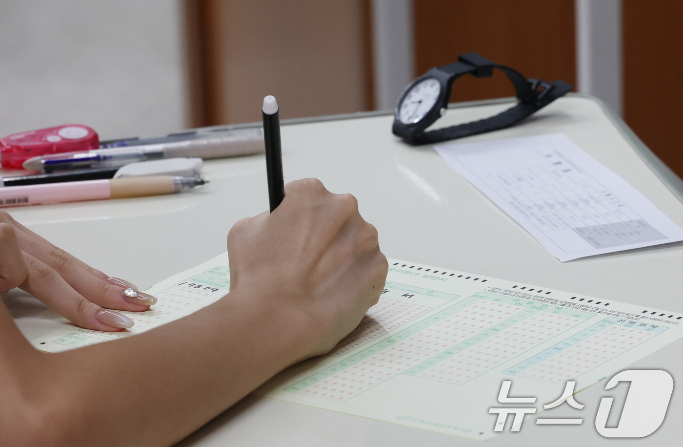 (화성=뉴스1) 김영운 기자 = 한국교육과정평가원 주관 2026학년도 대학수학능력시험(수능) 9월 모의평가가 치러진 3일 오전 경기 화성시 동탄고등학교에서 3학년 학생들이 시험지와 …