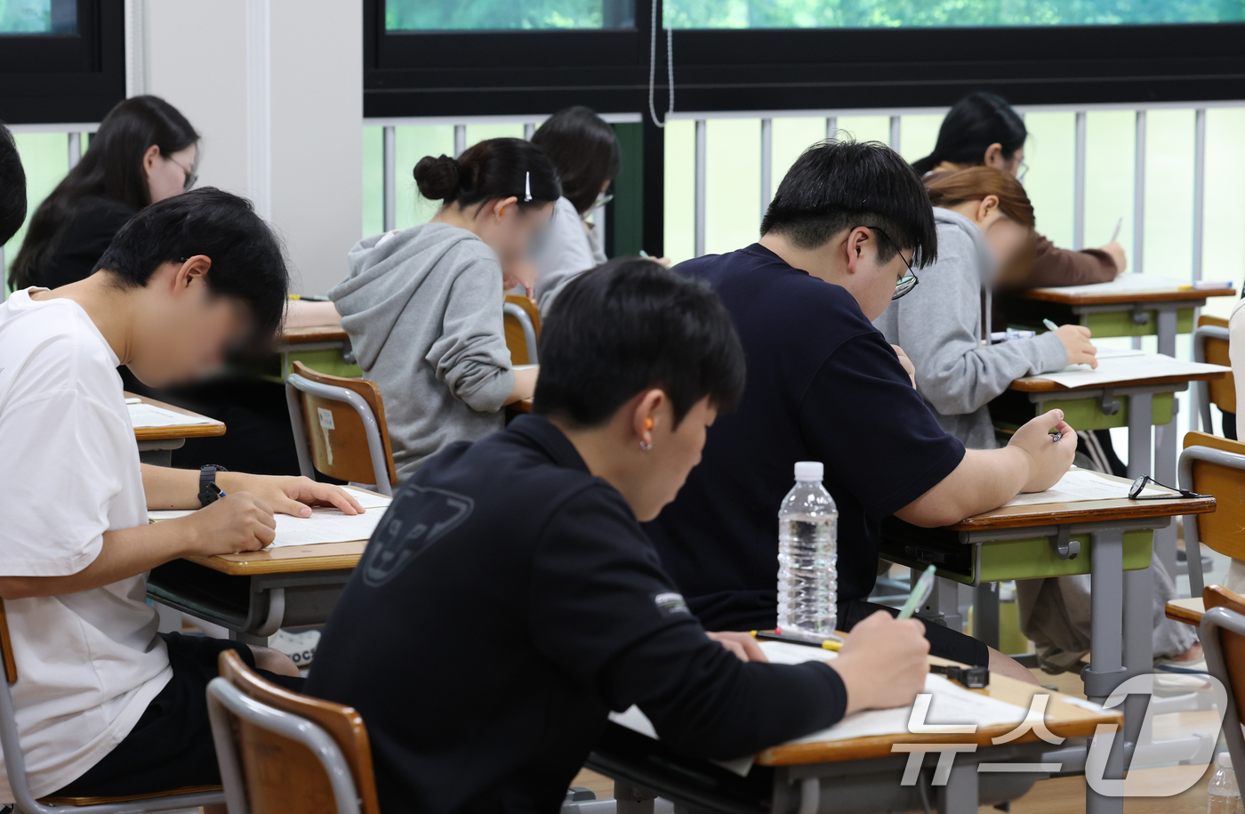 (화성=뉴스1) 김영운 기자 = 3일 오전 경기 화성시 동탄고등학교에서 졸업생들이 한국교육과정평가원 주관 2026학년도 대학수학능력시험(수능) 9월 모의평가를 치르고 있다. 202 …