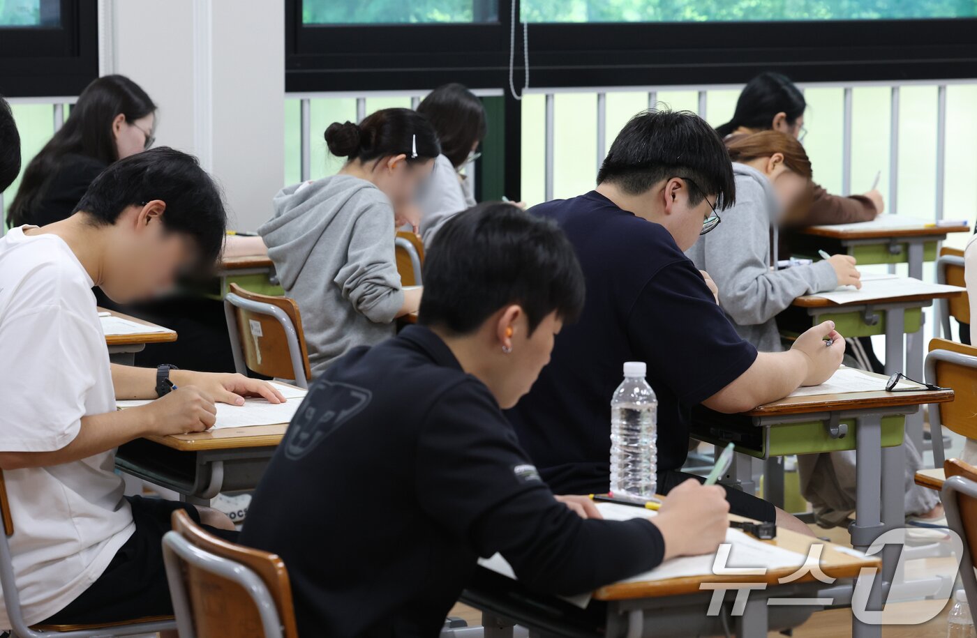 본문 이미지 - 3일 오전 경기 화성시 동탄고등학교에서 졸업생들이 한국교육과정평가원 주관 2026학년도 대학수학능력시험&#40;수능&#41; 9월 모의평가를 치르고 있다. 2025.9.3/뉴스1 ⓒ News1 김영운 기자