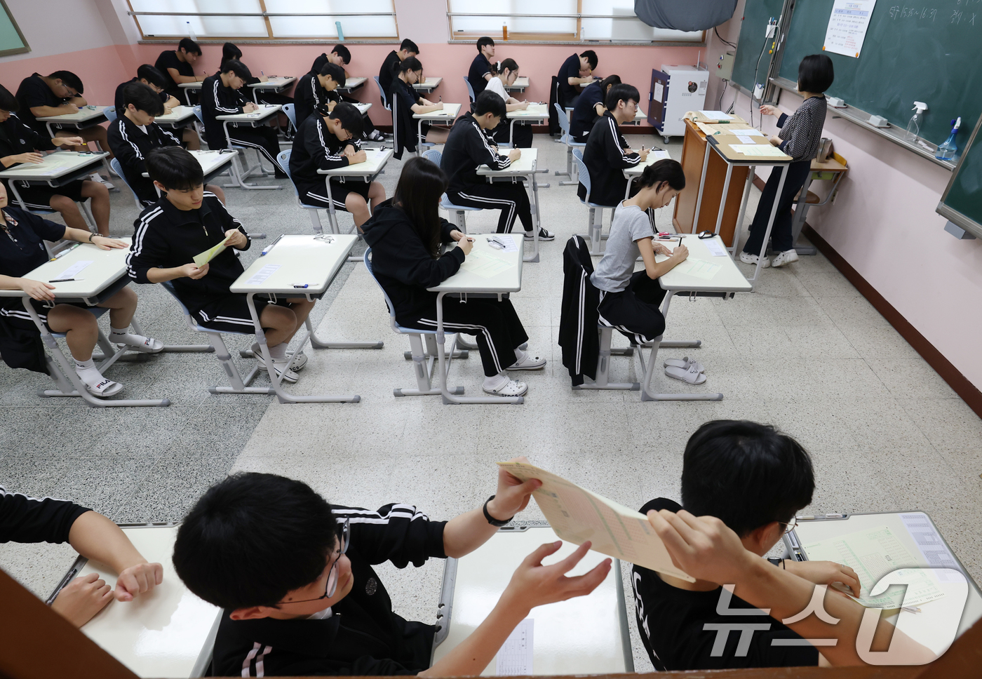 (화성=뉴스1) 김영운 기자 = 한국교육과정평가원 주관 2026학년도 대학수학능력시험(수능) 9월 모의평가가 치러진 3일 오전 경기 화성시 동탄고등학교에서 3학년 학생들이 시험지와 …