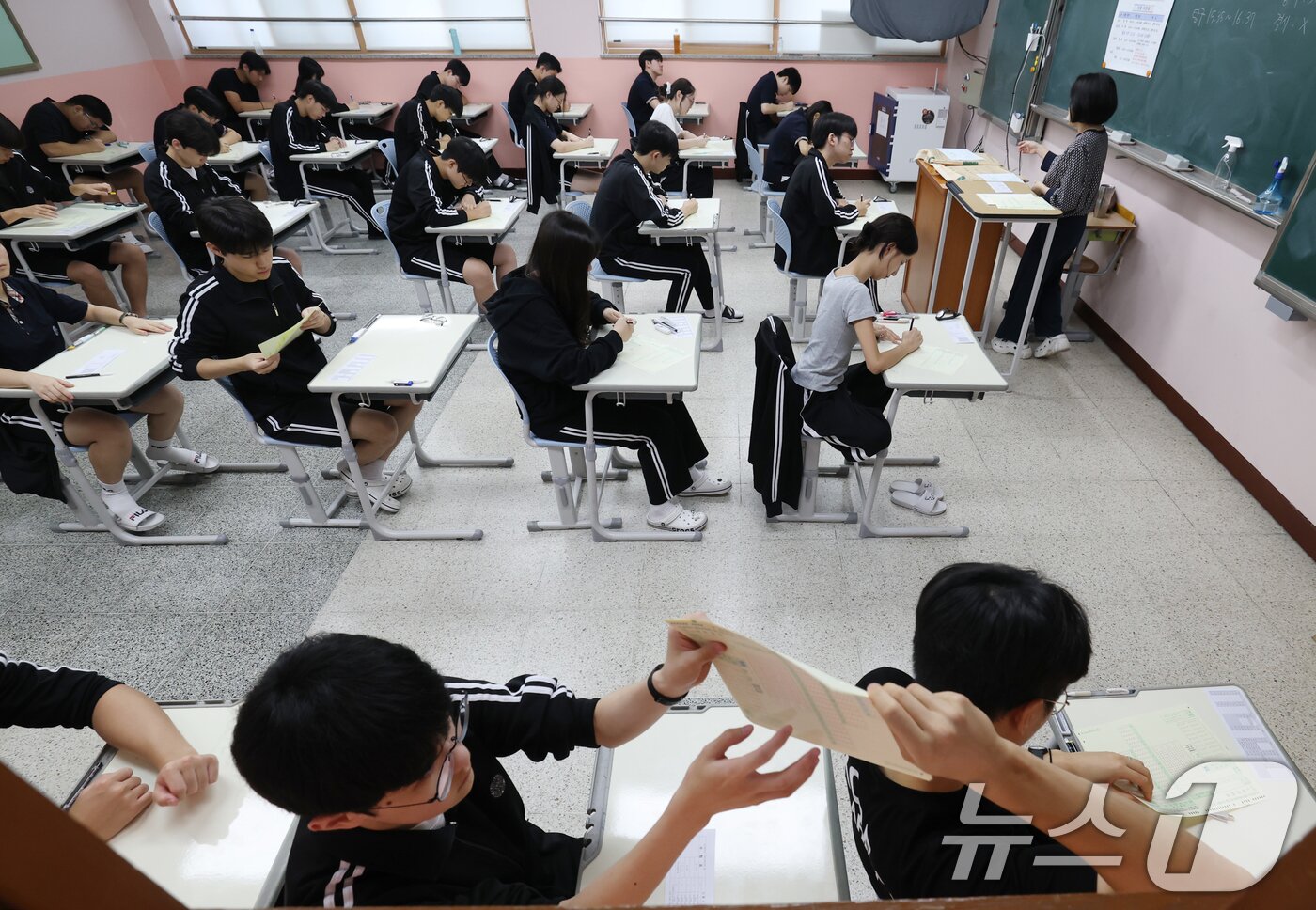 본문 이미지 - 한국교육과정평가원 주관 2026학년도 대학수학능력시험&#40;수능&#41; 9월 모의평가가 치러진 3일 오전 경기 화성시 동탄고등학교에서 3학년 학생들이 시험지와 답안지를 넘기고 있다. 2025.9.3/뉴스1 ⓒ News1 김영운 기자