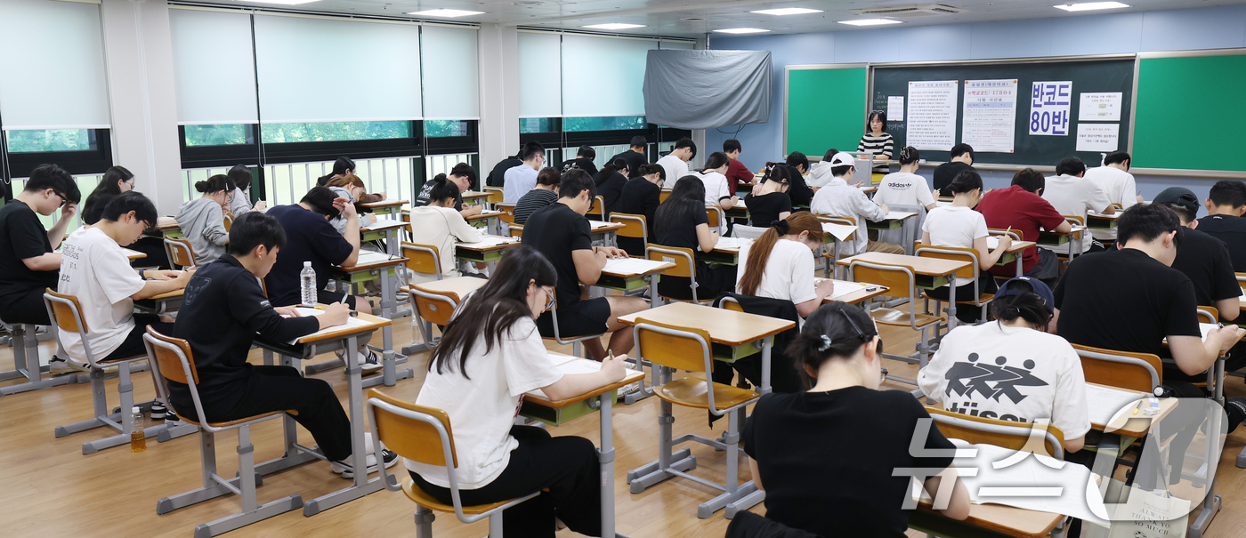 (화성=뉴스1) 김영운 기자 = 3일 오전 경기 화성시 동탄고등학교에서 졸업생들이 한국교육과정평가원 주관 2026학년도 대학수학능력시험(수능) 9월 모의평가를 치르고 있다. 202 …