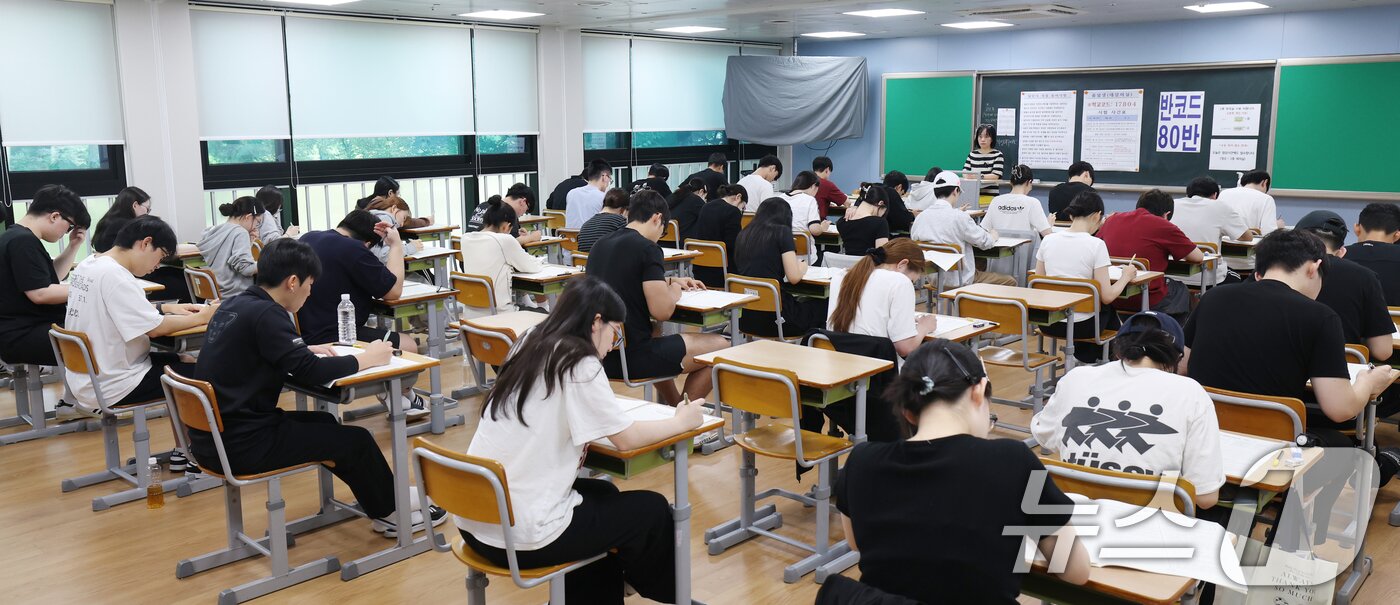 본문 이미지 - 3일 오전 경기 화성시 동탄고등학교에서 졸업생들이 한국교육과정평가원 주관 2026학년도 대학수학능력시험&#40;수능&#41; 9월 모의평가를 치르고 있다. 2025.9.3/뉴스1 ⓒ News1 김영운 기자