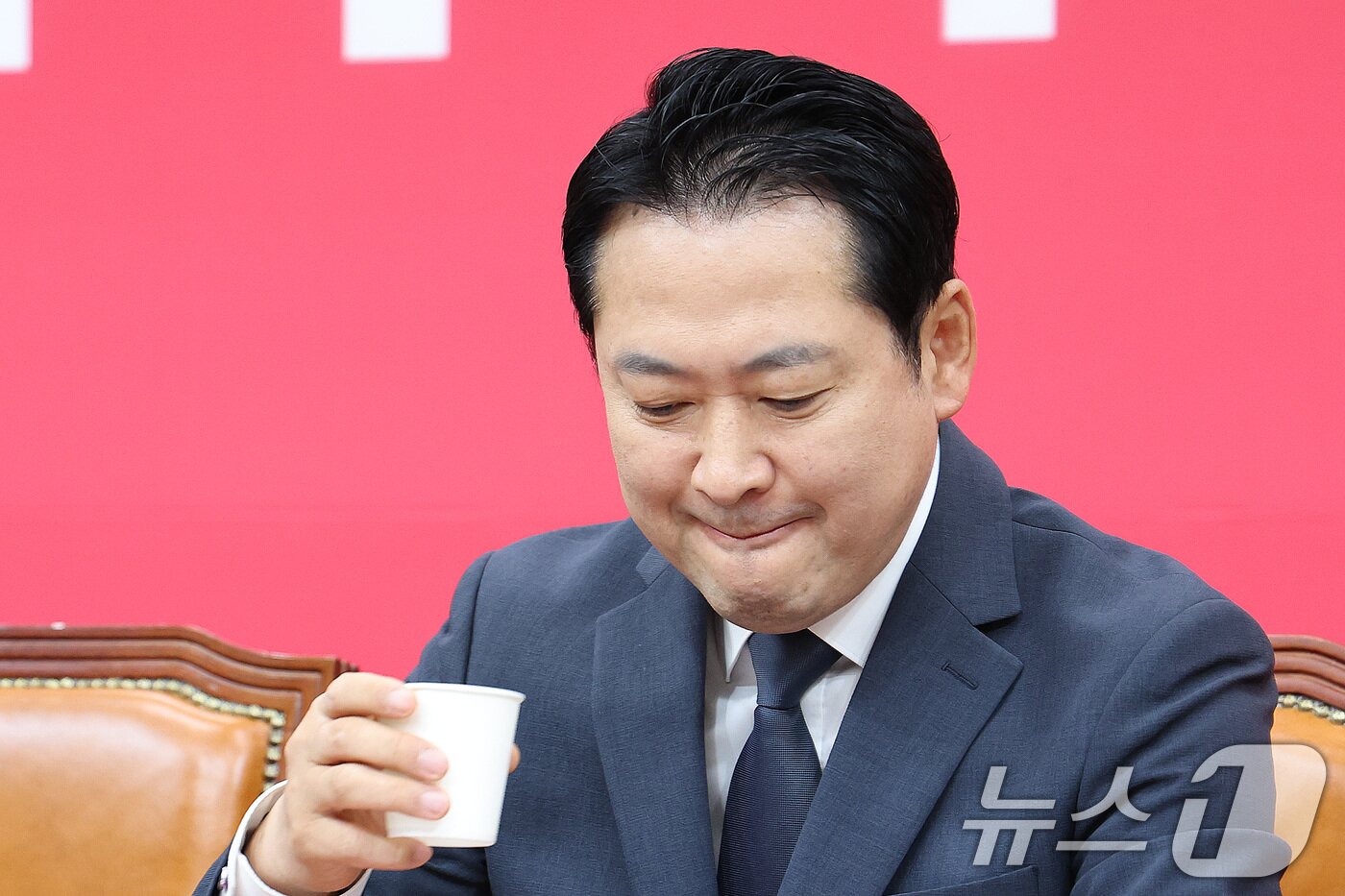 본문 이미지 - 장동혁 국민의힘 대표가 3일 오전 서울 여의도 국회에서 열린 긴급 최고위원회의에서 목을 축이고 있다. 2025.9.3/뉴스1 ⓒ News1 신웅수 기자