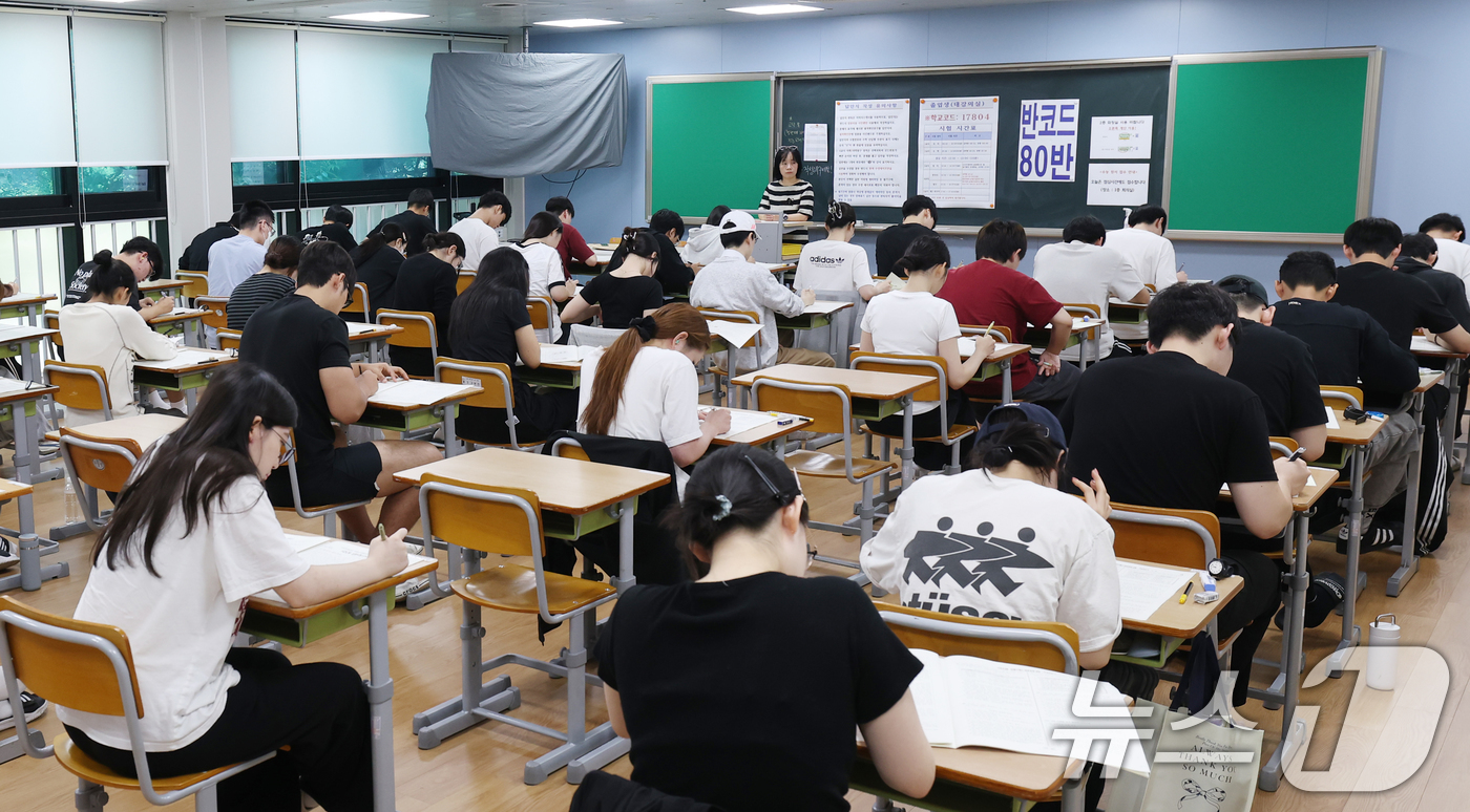 (화성=뉴스1) 김영운 기자 = 3일 오전 경기 화성시 동탄고등학교에서 졸업생들이 한국교육과정평가원 주관 2026학년도 대학수학능력시험(수능) 9월 모의평가를 치르고 있다. 202 …