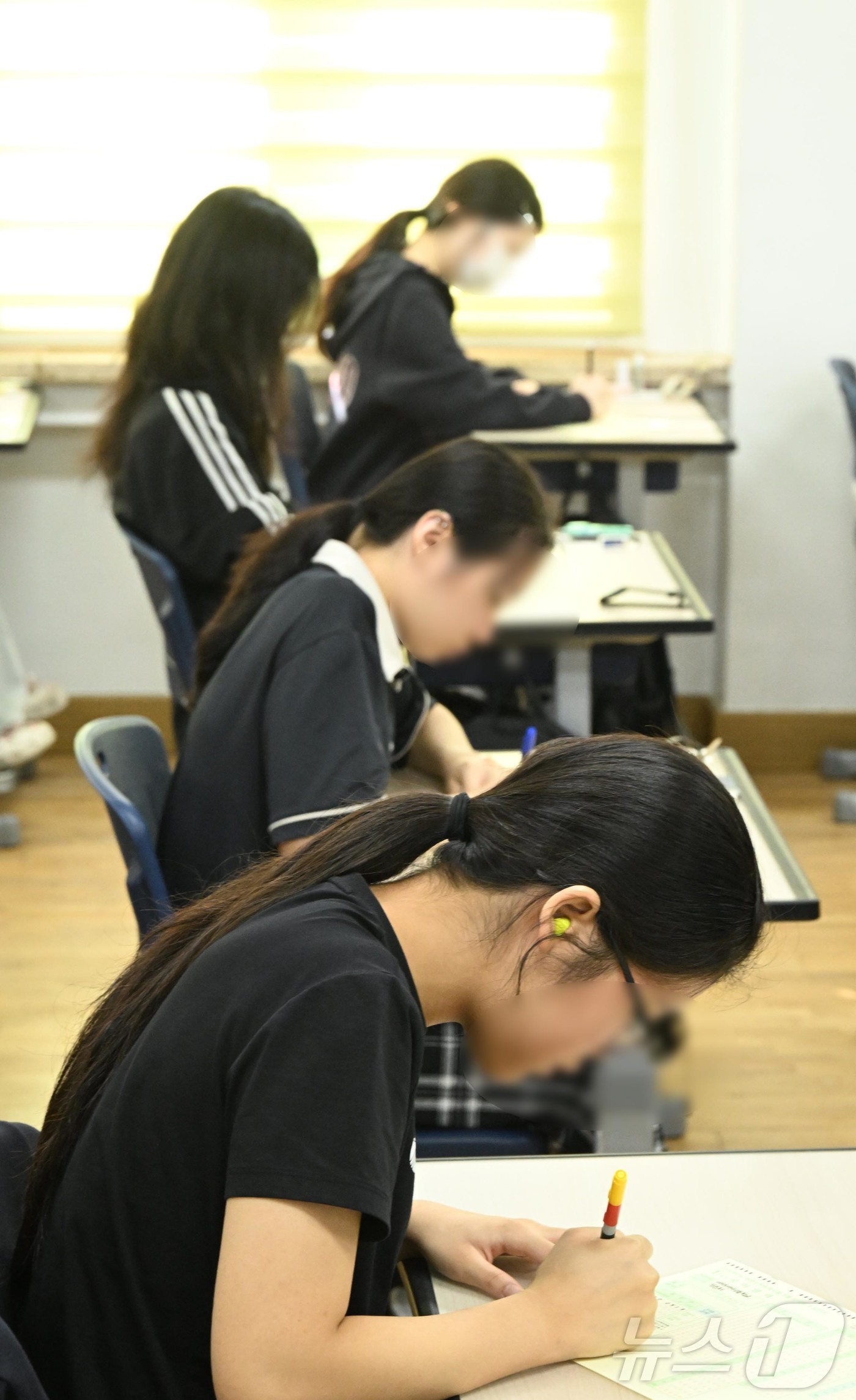 (서울=뉴스1) 사진공동취재단 = 2026학년도 대학수학능력시험이 열리기 전 마지막 모의평가를 3일 여의도여고 3학년들이 교실에서 시험 보고 있다. 2025.9.3/뉴스1