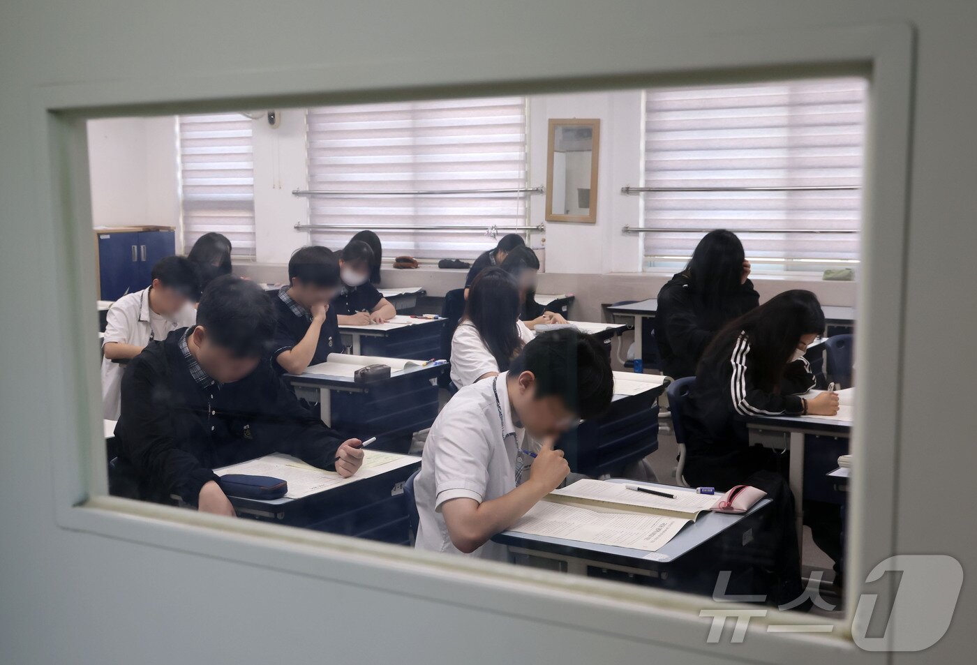 본문 이미지 - 2026학년도 대학수학능력시험 모의평가가 실시된 3일 서울 금천구 금천고등학교에서 고3 학생들이 시험 준비를 하고 있다. 2025.9.3/뉴스1 ⓒ News1 사진공동취재단