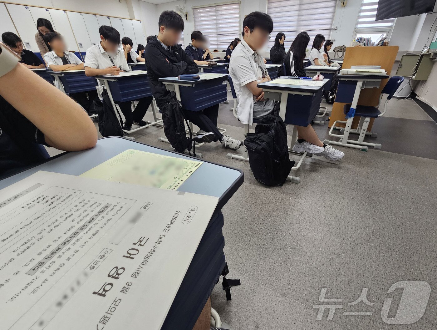 본문 이미지 - 2026학년도 대학수학능력시험 모의평가가 실시된 3일 서울 금천구 금천고등학교에서 고3 학생들이 시험 준비를 하고 있다. 2025.9.3/뉴스1 ⓒ News1 사진공동취재단