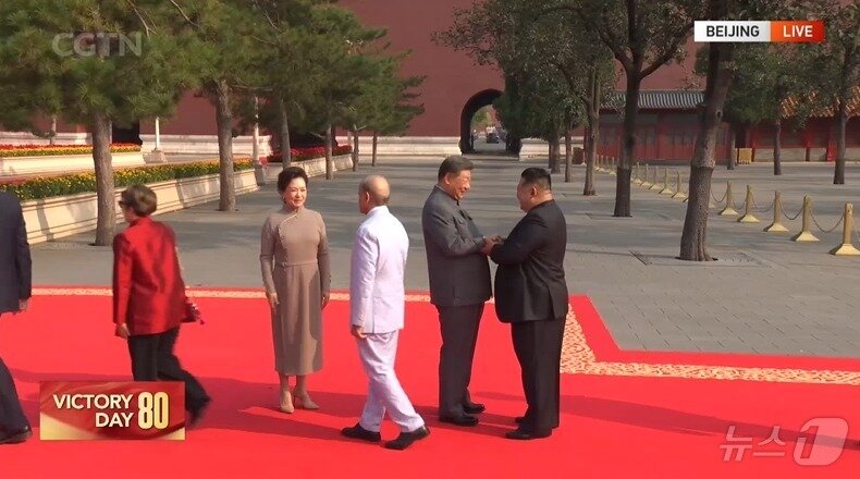 본문 이미지 - 김정은 북한 노동당 총비서가 3일(현지시간) 중국 베이징 톈안먼 광장에서 열리는 전승절 80주년 열병식 행사장에 참석해 시진핑 중국 국가주석과 악수하고 있다. (출처=중국 CGTN) 2025.9.3./뉴스1 ⓒ News1 이창규 기자