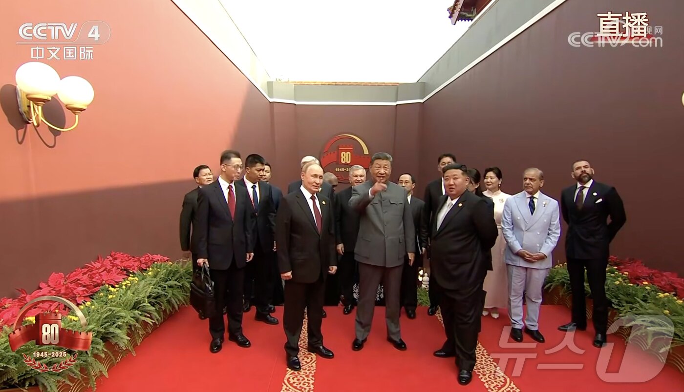 본문 이미지 - 시진핑 중국 국가주석이 3일&#40;현지시간&#41; 중국 베이징 톈안먼 광장에서 열리는 전승절 80주년 열병식 행사장에서 블라디미르 푸틴 러시아 대통령, 김정은 북한 노동당 총비서와 대화를 나누고 있다. &#40;중국 CCTV 캡처&#41; 2025.9.3./뉴스1 ⓒ News1 김진환 기자