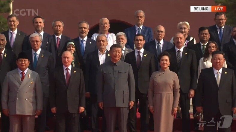 본문 이미지 - 시진핑 중국 국가주석이 블라디미르 푸틴 러시아 대통령, 김정은 북한 노동당 총비서과 3일(현지시간) 중국 베이징 톈안먼 광장에서 열리는 전승절 80주년 열병식 행사장에서 기념사진을 촬영하고 있다. (출처=중국 CGTN) 2025.9.3./뉴스1 ⓒ News1 이창규 기자