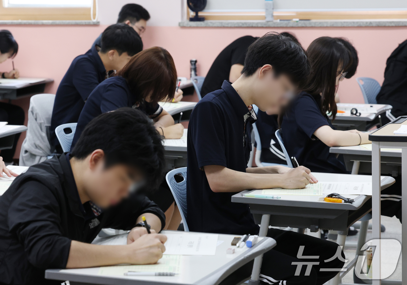 (화성=뉴스1) 김영운 기자 = 3일 오전 경기 화성시 동탄고등학교에서 3학년 학생들이 한국교육과정평가원 주관 2026학년도 대학수학능력시험(수능) 9월 모의평가를 치르고 있다. …