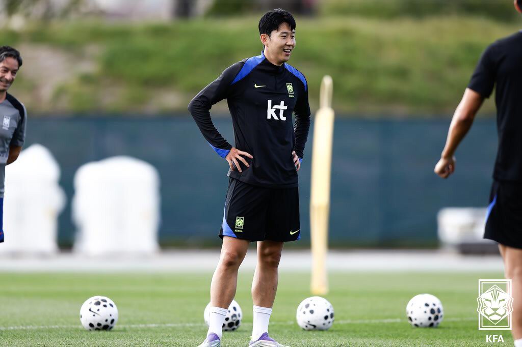 본문 이미지 - 대한민국 축구국가대표팀 손흥민이 2일&#40;현지시간&#41; 미국 뉴욕주 아이칸 스타디움에서 열린 공식훈련에서 미소를 지으며 동료들의 훈련 모습을 지켜보고 있다. &#40;대한축구협회 제공, 재판매 및 DB 금지&#41; 2025.9.3/뉴스1 ⓒ News1 김진환 기자