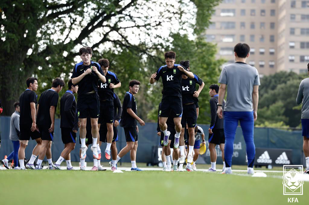 (서울=뉴스1) 김진환 기자 = 대한민국 축구국가대표팀 선수들이 2일(현지시간) 미국 뉴욕주 아이칸 스타디움에서 열린 공식훈련에서 런닝으로 몸을 풀고 있다. (대한축구협회 제공, …