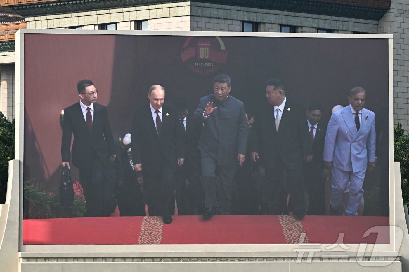 본문 이미지 - 시진핑 중국 국가주석이 김정은 북한 노동당 총비서, 블라디미르 푸틴 러시아 대통령과 3일&#40;현지시간&#41; 중국 베이징 톈안먼 행사장에서 중국 전승절 80주년 기념 열병식으로 관람하기 위해 망루에 오르는 모습이 톈안먼 광장에 실치된 대형 스크린을 통해 보이고 있다. 2025.09.03 ⓒ AFP=뉴스1 ⓒ News1  