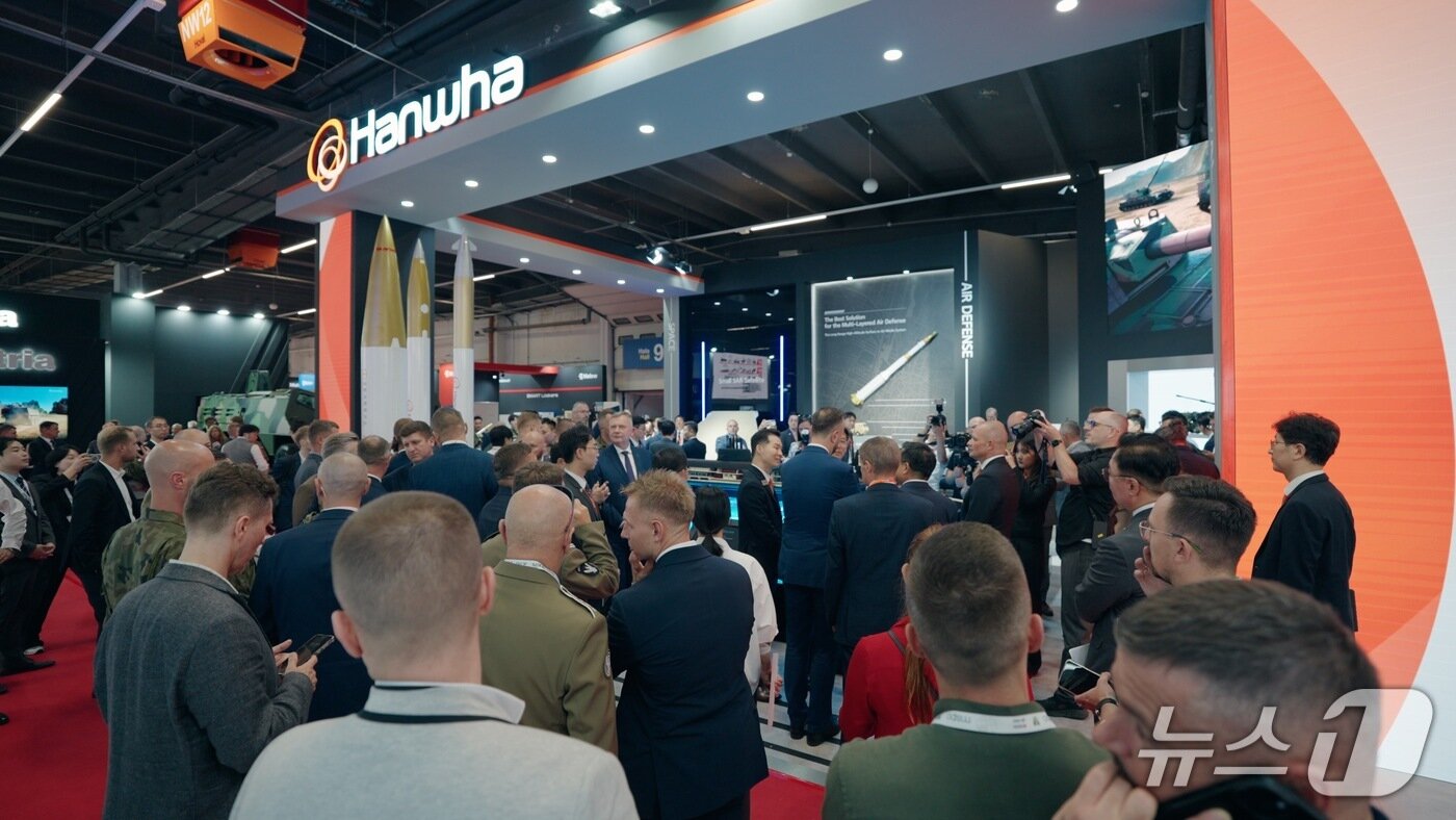 본문 이미지 - 한화시스템과 한화에어로스페이스의 MSPO 2025 부스에 사람들이 몰려들고 있다. &#40;한화시스템 제공&#41;