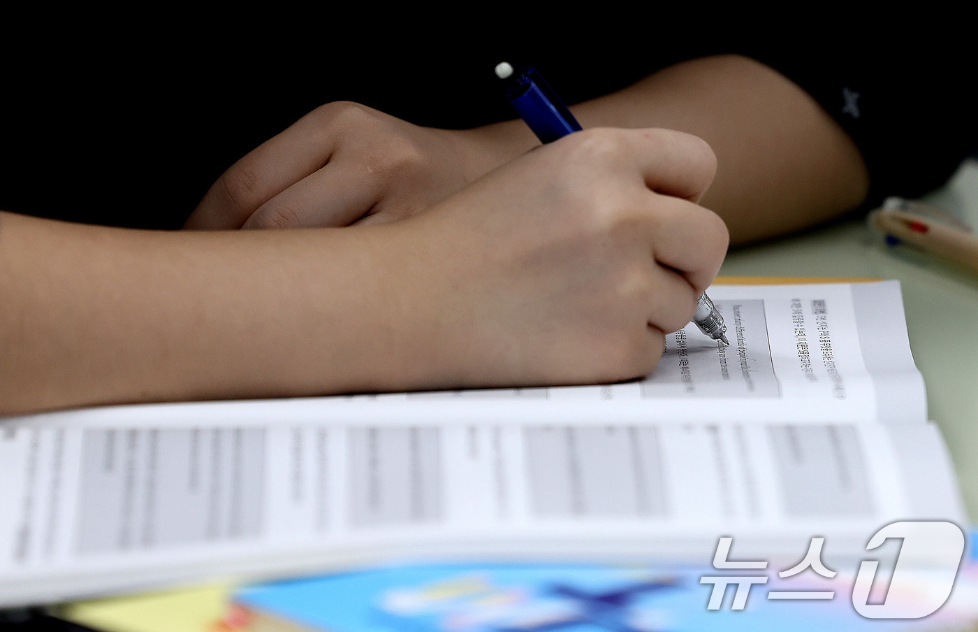 (대구=뉴스1) 공정식 기자 = 2026학년도 대학수학능력시험 9월 모의평가가 치러진 3일 오전 대구 중구 경북여자고등학교에서 3학년 학생들이 막바지 시험공부를 하고 있다. 202 …