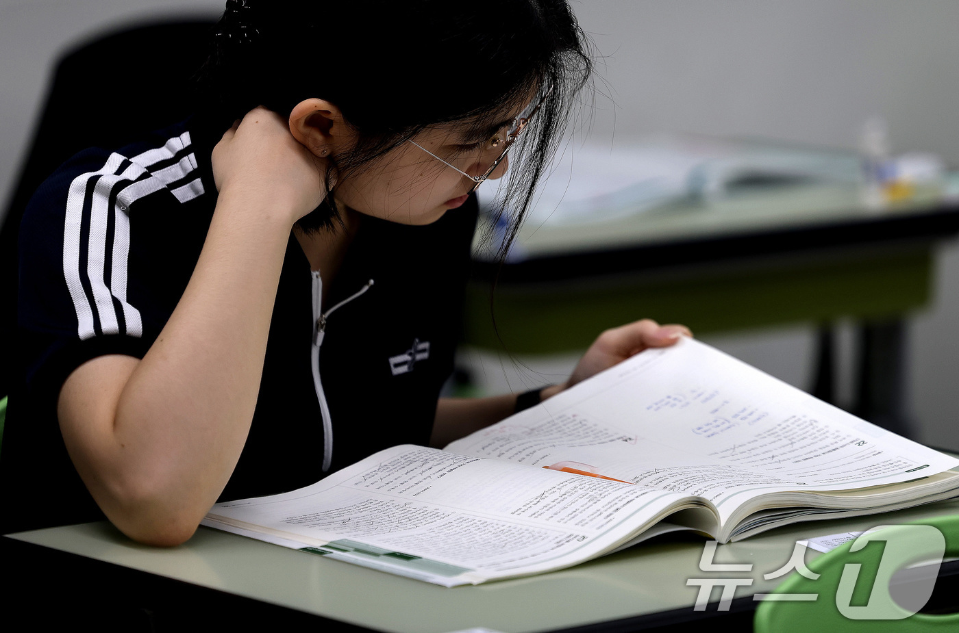 (대구=뉴스1) 공정식 기자 = 2026학년도 대학수학능력시험 9월 모의평가가 치러진 3일 오전 대구 중구 경북여자고등학교에서 3학년 학생들이 막바지 시험공부를 하고 있다. 202 …