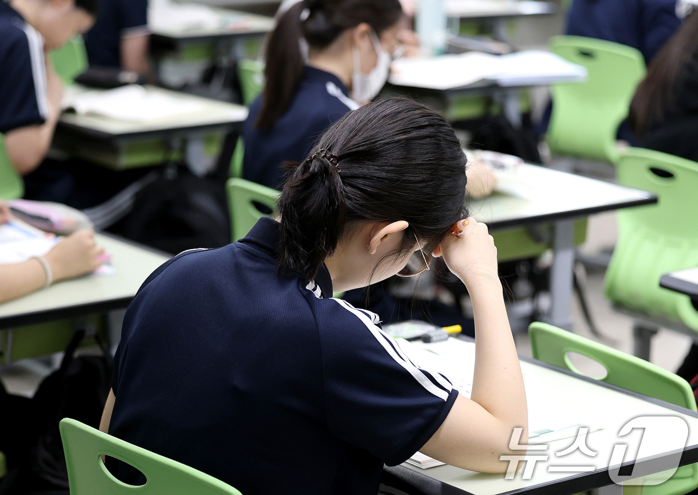 (대구=뉴스1) 공정식 기자 = 2026학년도 대학수학능력시험 9월 모의평가가 치러진 3일 오전 대구 중구 경북여자고등학교에서 3학년 학생들이 막바지 시험공부를 하고 있다. 202 …