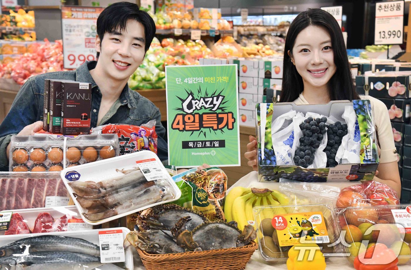 (서울=뉴스1) = 홈플러스가 오는 4일부터 파격 혜택을 선사하는 'CRAZY 4일 특가'를 필두로 AI 물가안정 프로젝트, 갈비 유니버스, 세계미식여행 이탈리아편 등 다채로운 할 …
