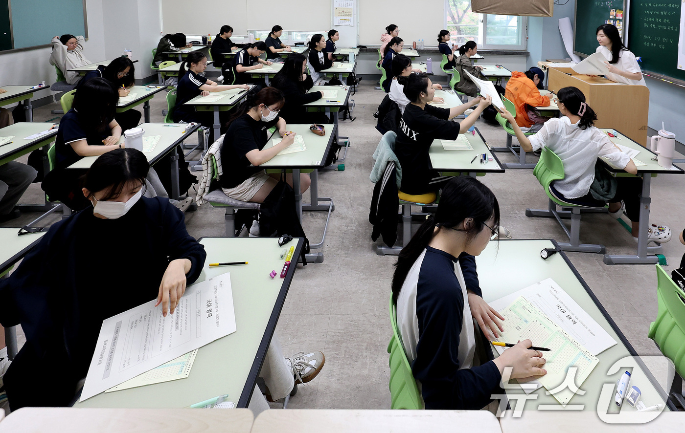 (대구=뉴스1) 공정식 기자 = 2026학년도 대학수학능력시험 9월 모의평가가 치러진 3일 오전 대구 중구 경북여자고등학교에서 3학년 학생들이 시험 준비를 하고 있다. 2025.9 …
