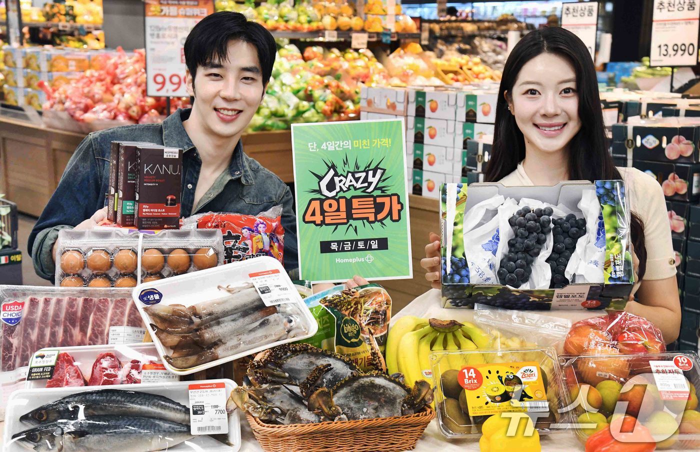 (서울=뉴스1) = 홈플러스가 오는 4일부터 파격 혜택을 선사하는 'CRAZY 4일 특가'를 필두로 AI 물가안정 프로젝트, 갈비 유니버스, 세계미식여행 이탈리아편 등 다채로운 할 …