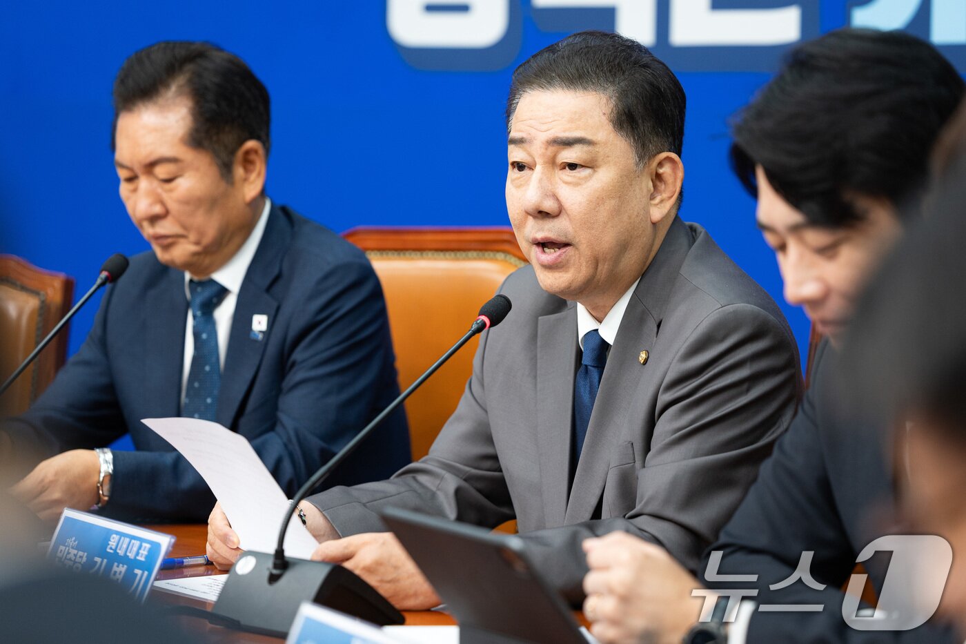 본문 이미지 - 김병기 더불어민주당 원내대표가 3일 서울 여의도 국회에서 열린 최고위원회의에서 모두 발언을 하고 있다. 2025.9.3/뉴스1 ⓒ News1 유승관 기자