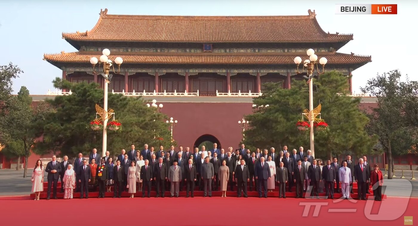 본문 이미지 - 시진핑 중국 국가주석과 김정은 북한 노동당 총비서, 블라디미르 푸틴 러시아 대통령을 비롯한 주요 내빈들이 3일(현지시간) 중국 베이징시 톈안먼(천안문) 광장에서 열린 '전승절'(항일전쟁 및 반파시스트 전쟁 승리) 80주년 행사에서 기념촬영을 하고 있다. (중국 CGTN 캡처. 재판매 및 DB 금지) 2025.9.3/뉴스1