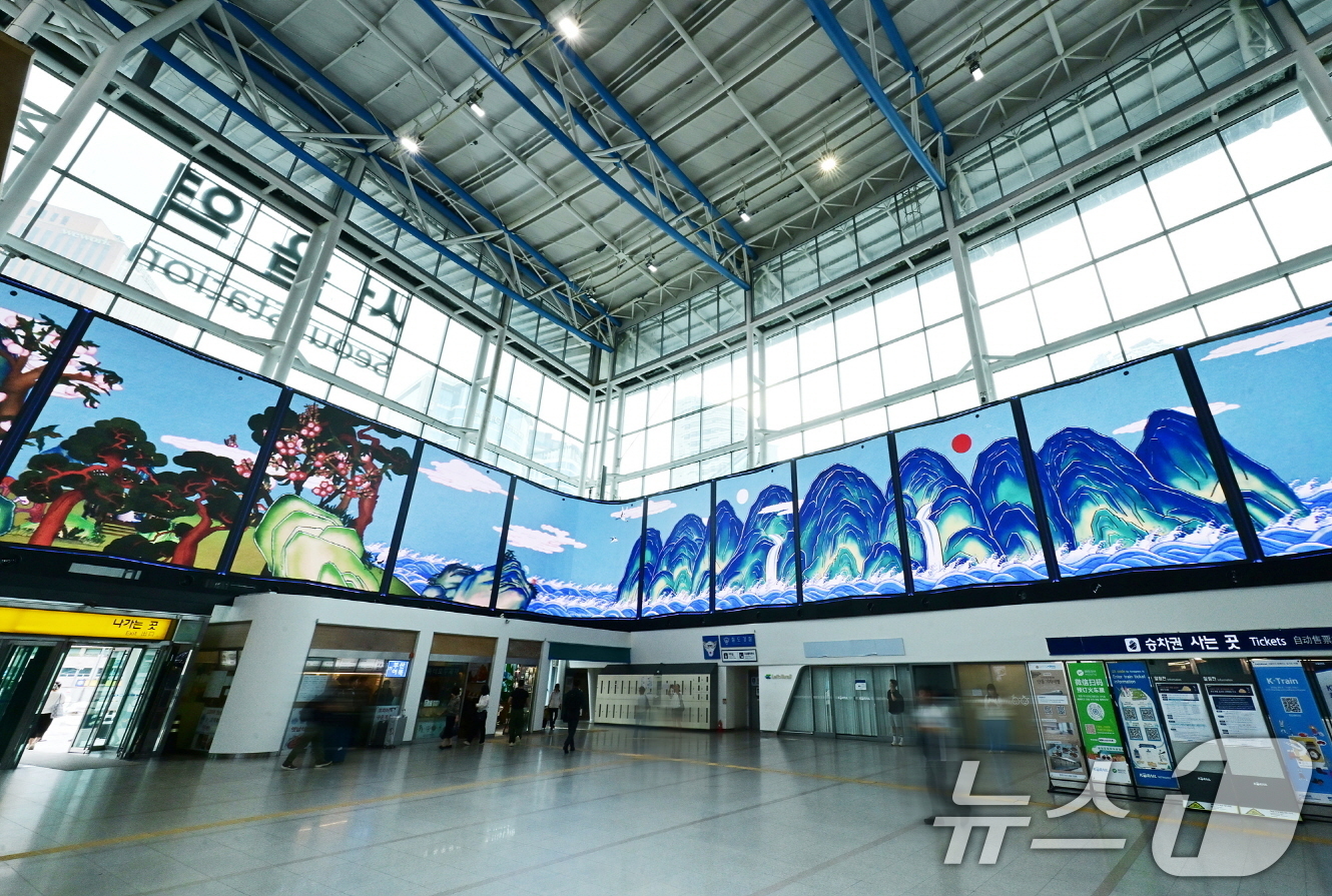 (서울=뉴스1) = 삼성전자가 서울역을 시작으로 서울 주요 랜드마크에서 '갤럭시 Z 폴드7 ·Z 플립7'을 주제로 한 초대형 미디어아트 디지털 옥외광고(DOOH)를 선보인다고 3일 …