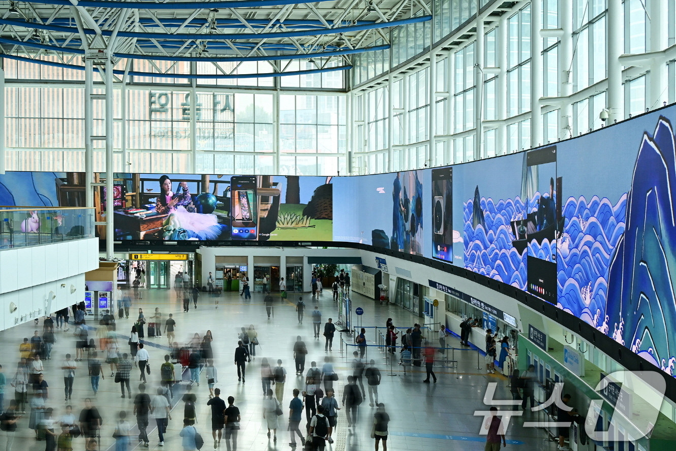 (서울=뉴스1) = 삼성전자가 서울역을 시작으로 서울 주요 랜드마크에서 '갤럭시 Z 폴드7 ·Z 플립7'을 주제로 한 초대형 미디어아트 디지털 옥외광고(DOOH)를 선보인다고 3일 …