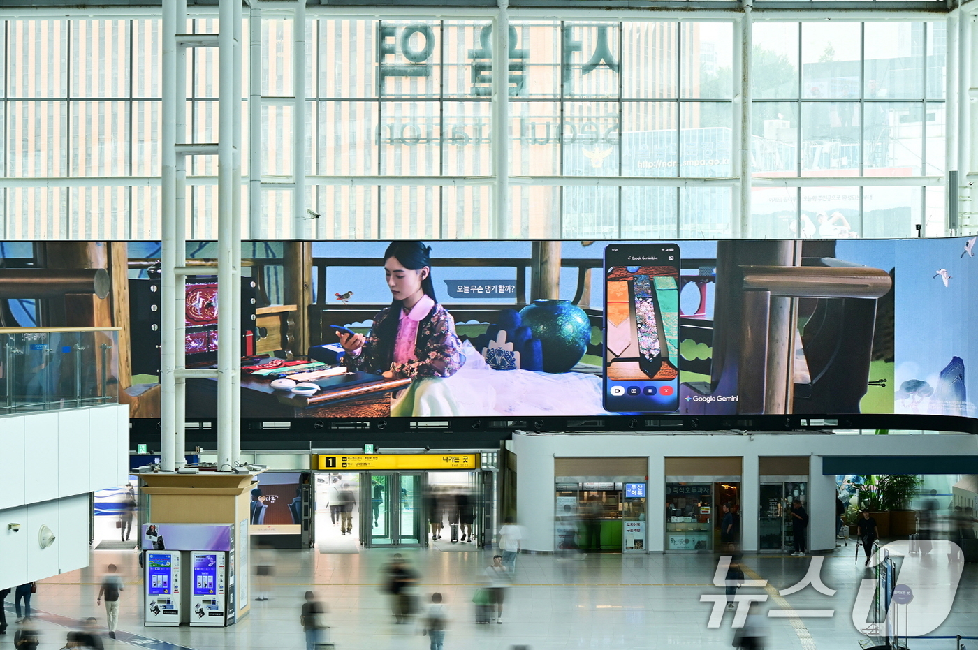 (서울=뉴스1) = 삼성전자가 서울역을 시작으로 서울 주요 랜드마크에서 '갤럭시 Z 폴드7 ·Z 플립7'을 주제로 한 초대형 미디어아트 디지털 옥외광고(DOOH)를 선보인다고 3일 …