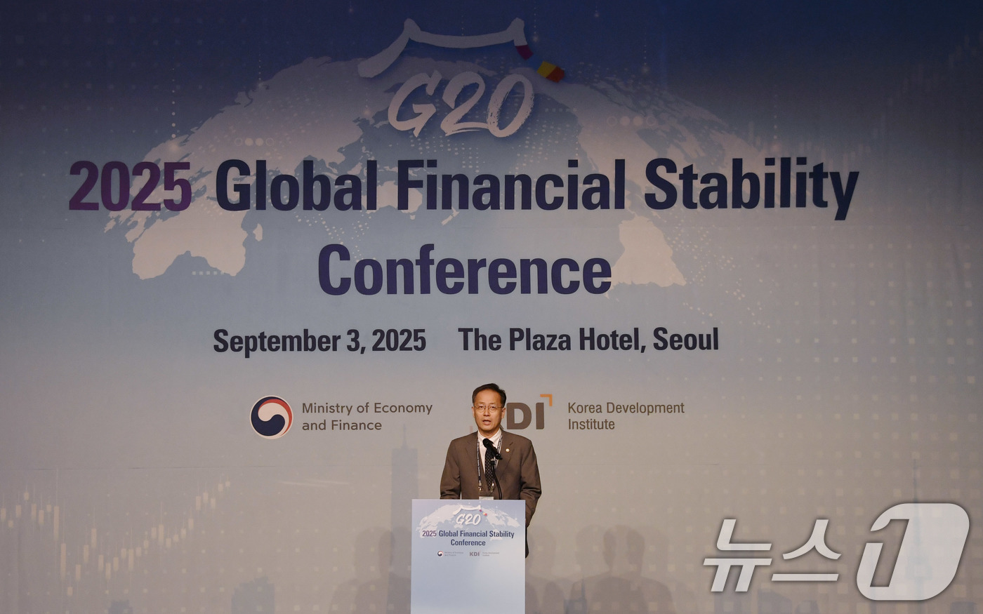 (서울=뉴스1) = 이형일 기획재정부 차관이 3일 서울 중구 더 플라자 호텔에서 열린 '2025 G20 글로벌 금융안정 컨퍼런스'에 참석해 개회사를 하고 있다. (기획재정부 제공. …