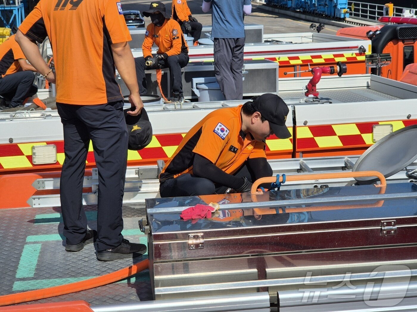 본문 이미지 - 동해지방해양경찰청과 소방당국이 3일 오전 강원 강릉시 강동면 안인리 염전부두&#40;안인화력발전부두&#41; 인근에서 삼봉호&#40;5000톤급 독도 경비함&#41;를 이용해 긴급 급수 대민지원을 하고 있다. 2025.9.3/뉴스1 ⓒ News1 윤왕근 기자