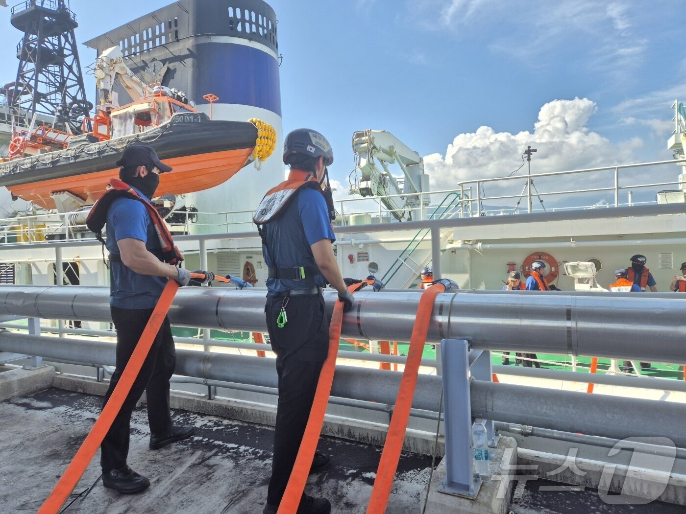 본문 이미지 - 동해지방해양경찰청과 소방당국이 3일 오전 강원 강릉시 강동면 안인리 염전부두&#40;안인화력발전부두&#41; 인근에서 삼봉호&#40;5001함·5000톤급 독도 경비함&#41;를 이용해 긴급 급수 대민지원을 하고 있다. 이날 해경이 동해시에서 싣고 온 600톤의 물은 소방차를 이용해 강릉 홍제정수장으로 옮겨질 예정이다. 2025.9.3/뉴스1 ⓒ News1 윤왕근 기자