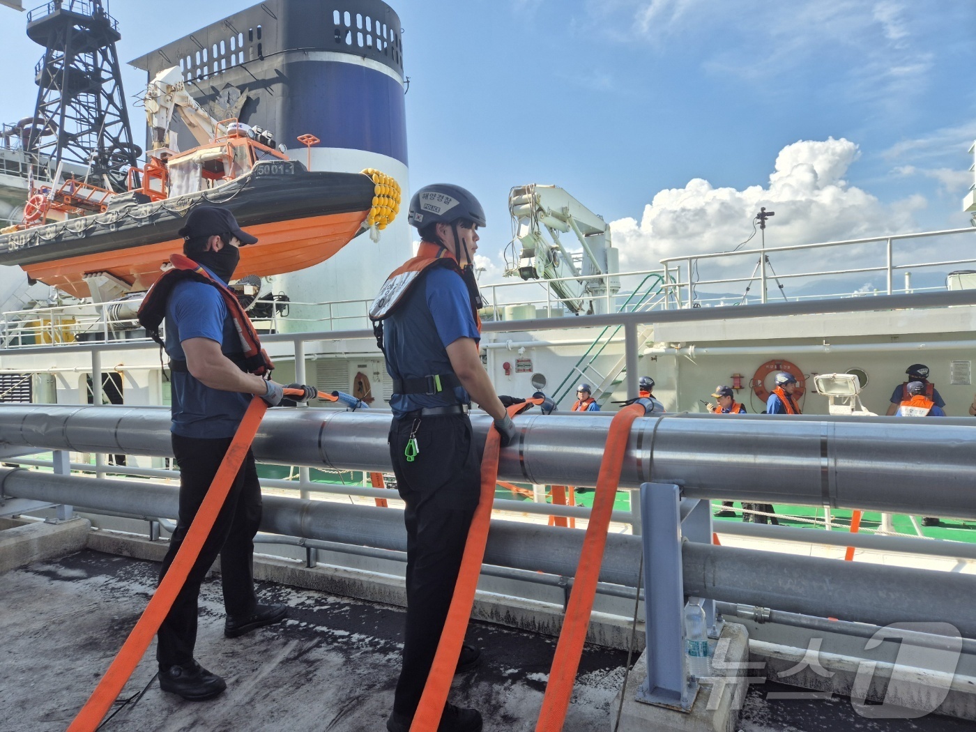 (강릉=뉴스1) 윤왕근 기자 = 동해지방해양경찰청과 소방당국이 3일 오전 강원 강릉시 강동면 안인리 염전부두(안인화력발전부두) 인근에서 삼봉호(5001함·5000톤급 독도 경비함) …