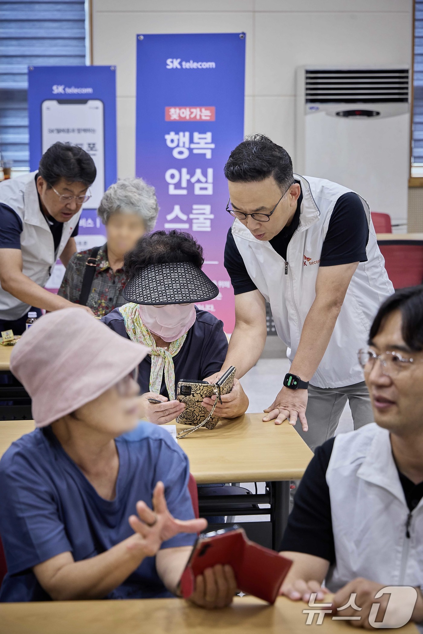 (서울=뉴스1) = SK텔레콤은 디지털 취약계층을 위한 AI 활용 지원 및 금융 범죄 예방 교육을 포함한 ‘찾아가는 행복안심스쿨’을 시행한다고 3일 밝혔다. (SK텔레콤 제공. 재 …