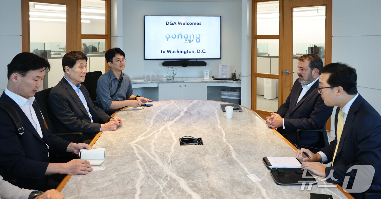 본문 이미지 - 이강덕 경북 포항시장이 현지 시간으로 지난 2일  북미지역본부와 글로벌 정책자문사 DGA Group 본사를 찾아 한국 철강산업의 현실과 관세 완화 필요성을 설명했다. (포항시 제공, 재판매 및 DB금지) 2025.9.3/뉴스1