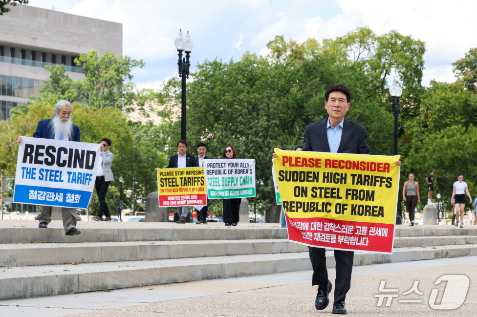 본문 이미지 - 이강덕 경북 포항시장이 현지 시간으로 지난 2일 미국 트럼프 정부의 철강관세 50% 철회와 인하를 요구하며 국회의사당 앞에서 버지나아한인회 대표와 함께 시위를 벌였다. (포항시 제공, 재판매 및  DB금지) 2025.9.3/뉴스1 