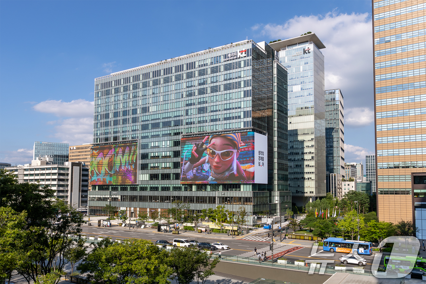 (서울=뉴스1) = KT는 5일 저녁 KT 광화문빌딩 웨스트 사옥의 초대형 미디어월 KT 스퀘어 점등 행사가 개최된다고 3일 밝혔다.사진은 서울 종로구 KT 광화문빌딩 웨스트 사옥 …