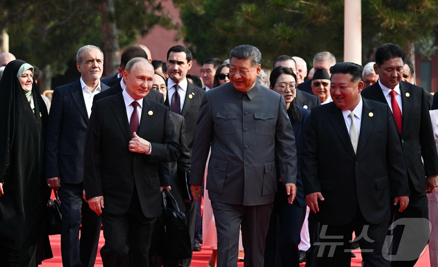 (AFP=뉴스1) 송원영 기자 = 시진핑 중국 국가주석과 김정은 북한 노동당 총비서, 블라디미르 푸틴 러시아 대통령을 비롯한 주요 내빈들이 3일(현지시간) 중국 베이징시 톈안먼(천 …