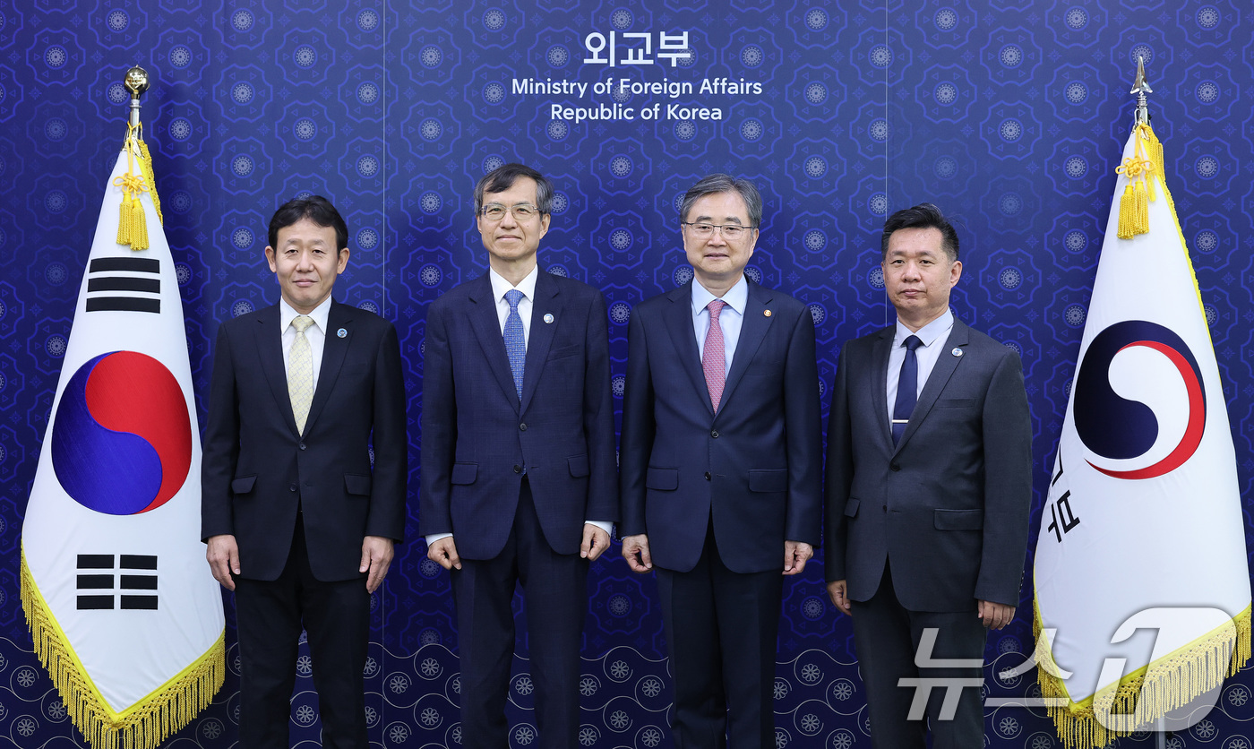 (서울=뉴스1) 임세영 기자 = 조현 외교부 장관이 3일 서울 종로구 외교부 청사에서 한일중 3국협력사무국(TCS) 사무총장단을 접견하고 있다.사진 왼쪽부터 즈시 슈우지(ZUSHI …