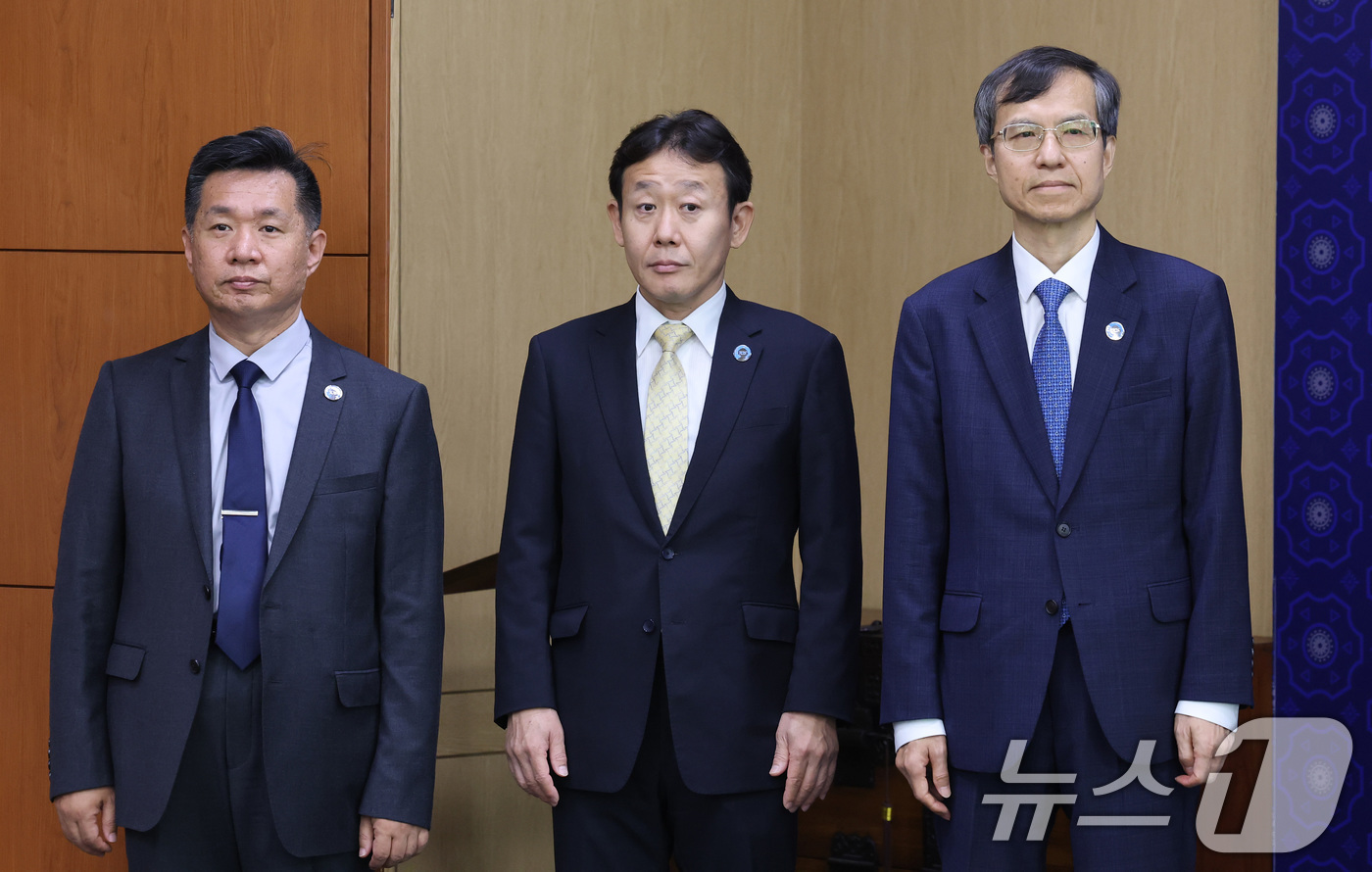 (서울=뉴스1) 임세영 기자 = 한일중 3국협력사무국(TCS) 사무총장단이 3일 서울 종로구 외교부 청사에서 조현 외교부 장관 예방을 위해 기다리고  있다.사진 왼쪽부터 옌 량(Y …