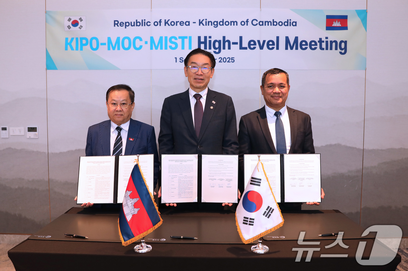 (서울=뉴스1) = 특허청은 제8차 한-아세안 특허청장회의를 계기로 지난 1일부터 서울 마포구 호텔 나루 서울 엠갤러리에서 아세안 8개국 및 참관국 동티모르와 고위급·청장 회담을 …