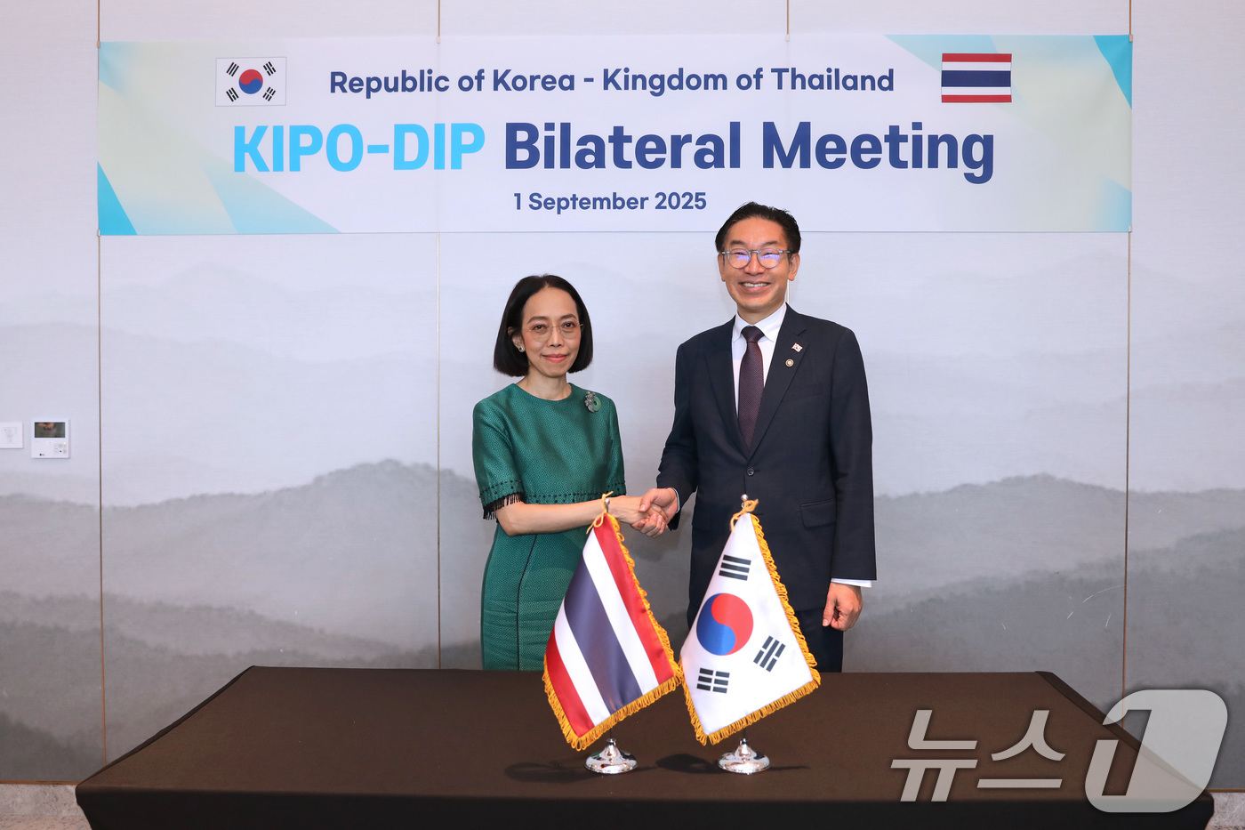 (서울=뉴스1) = 특허청은 제8차 한-아세안 특허청장회의를 계기로 지난 1일부터 서울 마포구 호텔 나루 서울 엠갤러리에서 아세안 8개국 및 참관국 동티모르와 고위급·청장 회담을 …