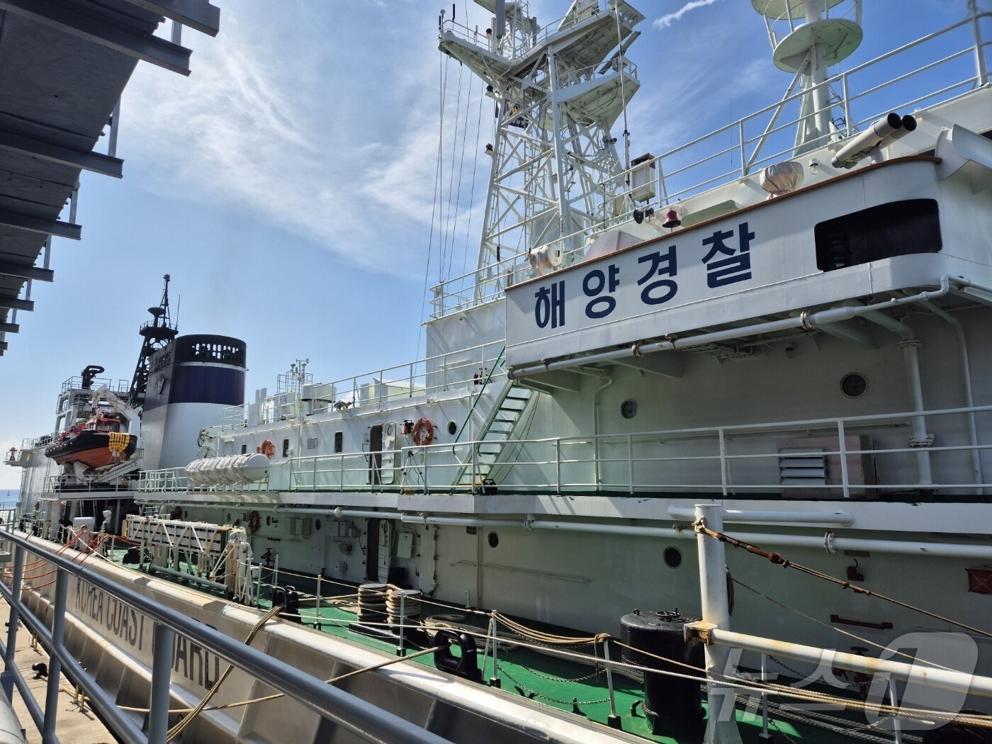 본문 이미지 - 동해지방해양경찰청과 소방당국이 3일 오전 강원 강릉시 강동면 안인리 염전부두&#40;안인화력발전부두&#41; 인근에서 삼봉호&#40;5001함·5000톤급 독도 경비함&#41;를 이용해 긴급 급수 대민지원을 하고 있다. 이날 해경이 동해시에서 싣고 온 600톤의 물은 소방차를 이용해 강릉 홍제정수장으로 옮겨질 예정이다. 2025.9.3/뉴스1 ⓒ News1 윤왕근 기자