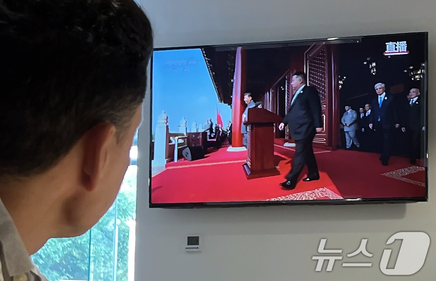 본문 이미지 - 중국 &#39;전승절&#39;&#40;항일전쟁 및 반파시스트 전쟁 승리&#41; 80주년인 3일 중국 베이징의 한 호텔 식당에서 외국인이 전승절 기념 열병식을 TV를 통해 시청하고 있다. 2025.9.3/뉴스1 ⓒ News1 박정호 기자