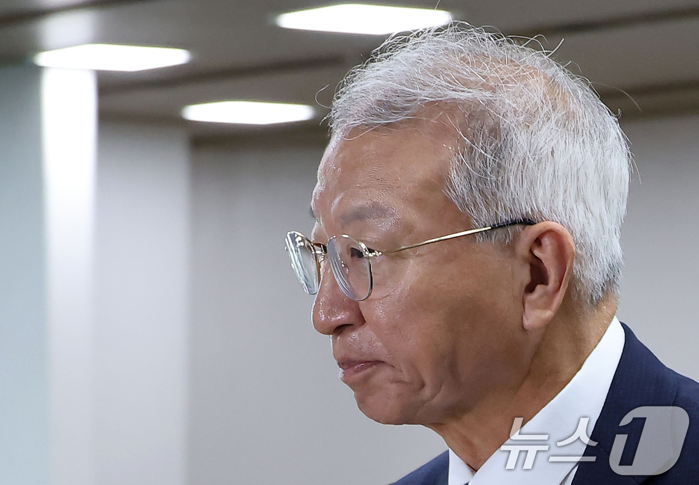(서울=뉴스1) 오대일 기자 = '사법농단' 의혹을 받는 양승태 전 대법원장이 3일 오전 서울 서초구 서울고등법원에서 열린 직권남용 권리 행사 방해 혐의 2심 결심 공판에 출석하고 …