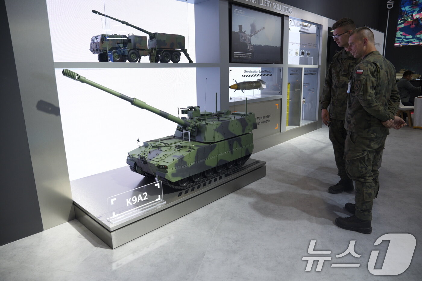 본문 이미지 - 한화시스템이 한화에어로스페이스, 한화오션과 함께 오는 5일까지 폴란드 키엘체에서 열리는 동유럽 최대 국제 방산 전시회 ‘MSPO 2025’에 참가한다고 3일 밝혔다. 사진은 한화에어로스페이스가 MSPO 2025에서 선보인 K9 자주포의 성능개량 버전 ‘K9A2’ 모습. &#40;한화시스템 제공. 재판매 및 DB 금지&#41; 2025.9.3/뉴스1