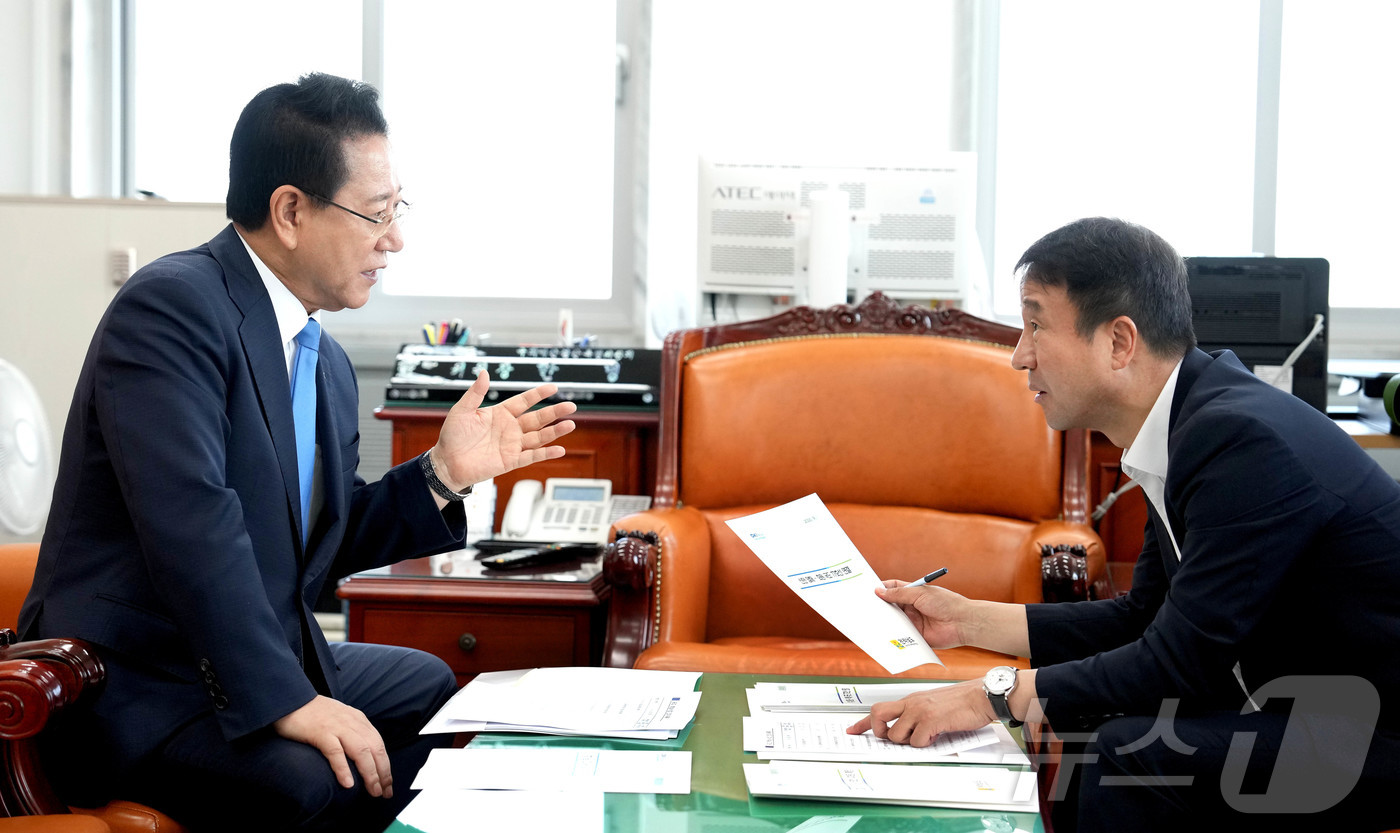 (무안=뉴스1) 전원 기자 = 김영록 전라남도지사가 3일 서울 국회에서 한병도 국회 예산결산특별위원장과 면담을 갖고 2026년도 전남도 국고 핵심 사업 해결을 위한 건의 및 협조를 …